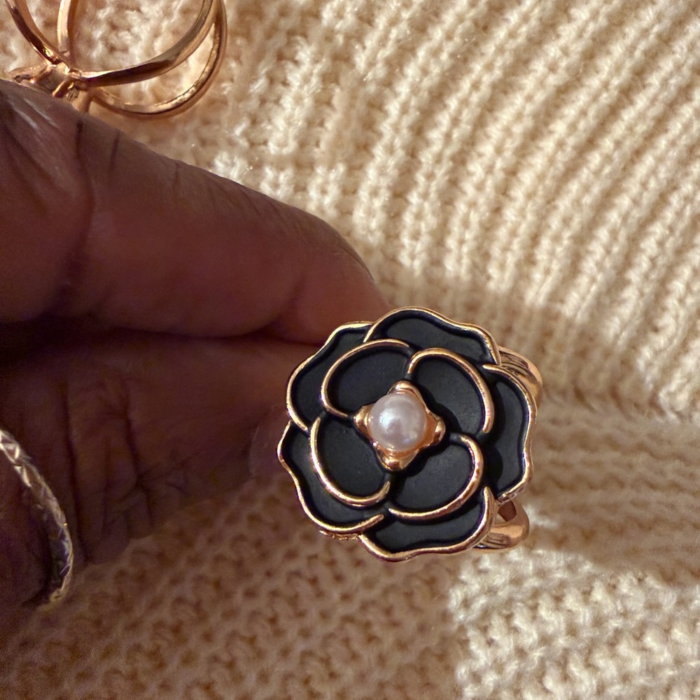 4 Gold-tone and Black Women's Scarf Rings - Picture 2 of 9